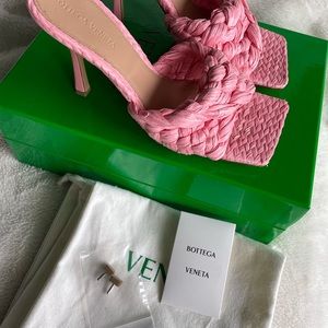Stretch Twisted Intreccio raffia mules. Pink 38.5